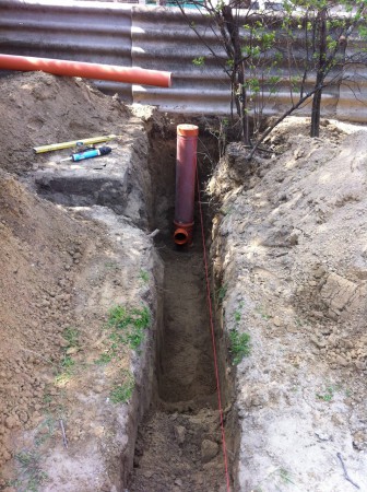 Házi csatornabekötés munkálatai.