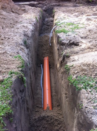 Házi csatornabekötés munkálatai.
